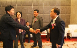 國(guó)家發(fā)展改革委資源節(jié)約與環(huán)境保護(hù)司牛波處長(zhǎng)（和劉總握手）、全國(guó)墻材革新工作委員會(huì)會(huì)長(zhǎng)滕軍力（女士）