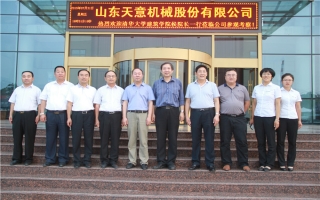 清華大學(xué)建筑設(shè)計(jì)研究院副院長(zhǎng)、研究員侯建群蒞臨