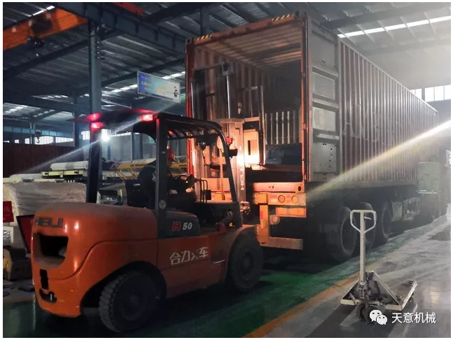 天意機械為柬埔寨客戶加工生產(chǎn)年產(chǎn)80萬平方輕質(zhì)墻板生產(chǎn)線成功裝車啟運！